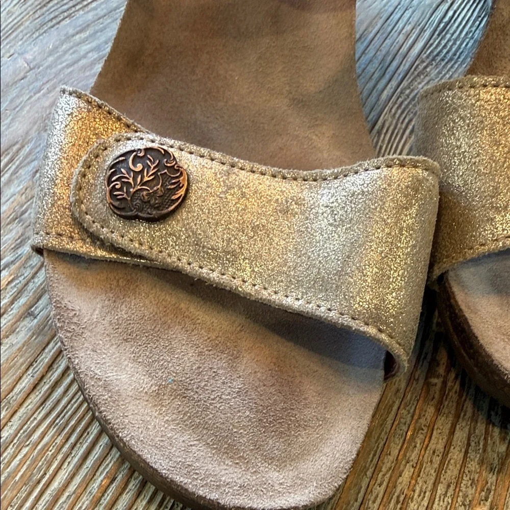 Taos Gold Carousel 2 Wedge Sandals 39/ 8